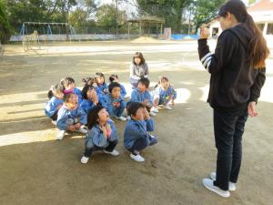 子どもたちと園庭で避難の約束について話している写真