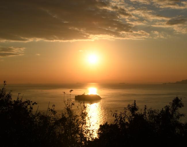 万葉岬からの日の出