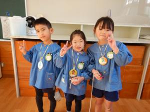 メダルをもらった5歳児の写真