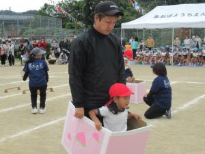 ４歳児が運動会で親子競技をしている写真