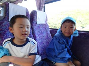 ５歳児がバスに乗っている写真