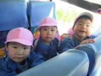 ３歳児が遠足でバスに乗っている写真