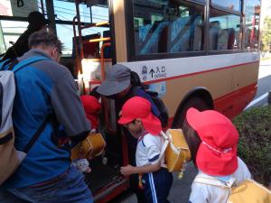4歳児が遠足でバスに乗り込んでいる写真