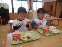 3歳児さんが保育室で給食を食べている写真