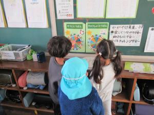 ５歳児が１年生の教室を探検している写真