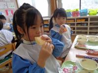 5歳児が給食のクレープを食べている写真