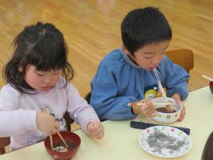 子どもたちがもちを食べている写真