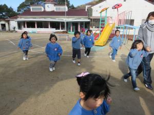 子どもたちが外に避難している写真