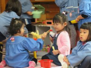 子どもたちが来年児の友達と遊んでいる写真