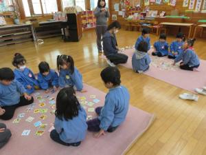 子どもたちがカルタ大会をしている写真