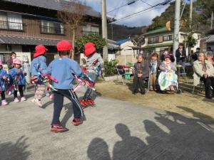 子どもたちがお客さんのリズムジャンプをしている写真