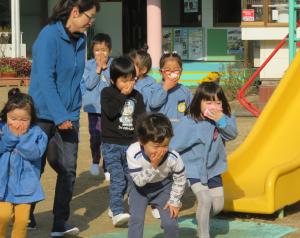 子どもたちが外へ避難している写真