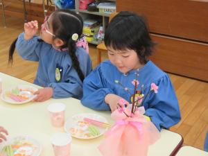 子どもたちがみんなでお菓子を食べている写真