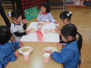 子どもたちがみんなでお菓子を食べている写真２