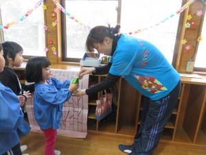 子どもたちがあみだくじの景品をもらっている写真