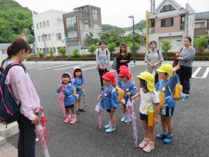 親子バス遠足で集合している写真