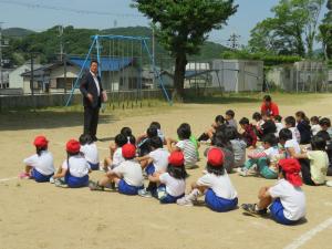 小学校の校庭に避難をしている写真