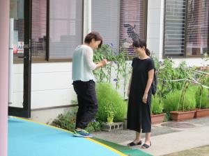 引き渡し訓練で保護者の受付確認をしている写真