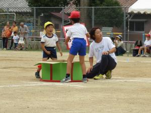 小学生がカードの文字を読んでいる写真