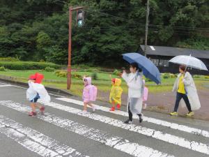 横断歩道を渡っている写真