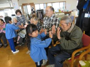 幸せなら手をたたこうの曲でふれ合っている写真