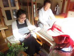 独居高齢者の方にカレンダーを渡している写真