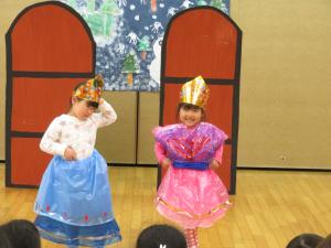 3歳児がアナと雪の女王の劇をしている写真