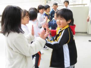 小学生とタッチをしている写真