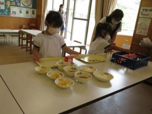 給食をとっている写真