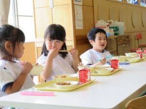 給食を食べている写真