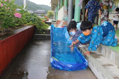 笹船を流して遊んでいる写真