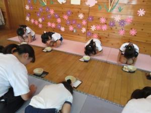 みんなで礼をしている写真