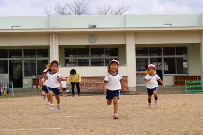 3歳児がかけっこをしている写真