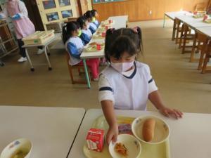 給食をとっている写真