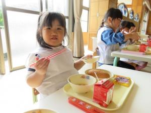 給食を食べている写真