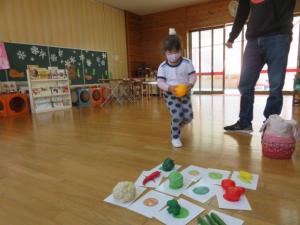 英語で聞いた野菜を探しに行っている写真