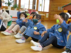 絵本に合わせて真似をしている写真