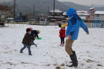 雪合戦で雪玉を投げ合っているところ