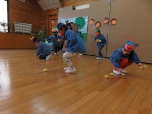 お菓子を拾っている写真