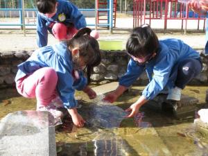 池の氷をとっている写真