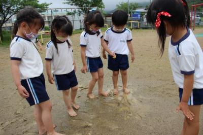 裸足で泥を踏んで楽しんでいる写真