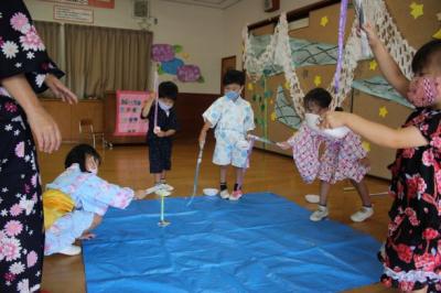 手づくりの魚釣りをして遊んでいる写真1