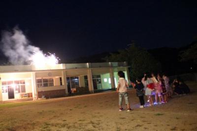 吹き出し花火をみんなで見上げている写真