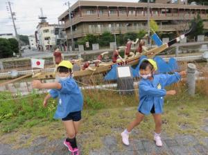 船をこぐ真似をしている写真