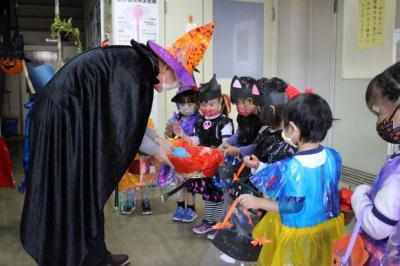 ハロウィン男爵からお菓子をもらっている写真