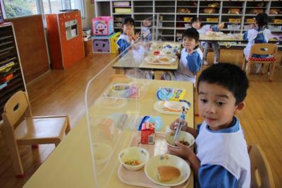 3人が給食を食べている写真の画像2