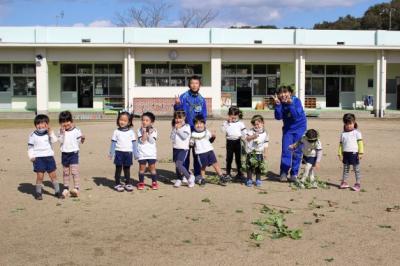 芋つるのスカートや冠を身に付けて集合写真