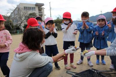 焼いもを割って中を見て、驚いている子どもたち