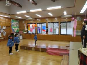 子ども達が園長先生の話を聞いている写真