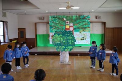 4歳児6名が向き合ってセリフのかけ合いをしている写真